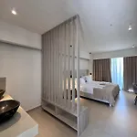 Hotell Golden Coast Beachfront 4*