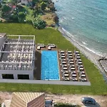 Golden Coast Beachfront 4*