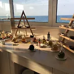 Golden Coast Beachfront Hotell 4*