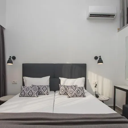 Golden Coast Beachfront 4*