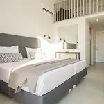 Golden Coast Beachfront Hotell 4*