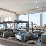 Hotell Golden Coast Beachfront 4*