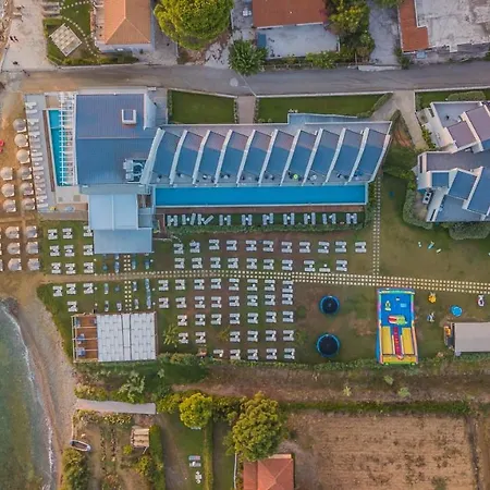 Golden Coast Beachfront 4*