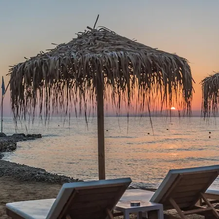 Golden Coast Beachfront מלון Kypseli