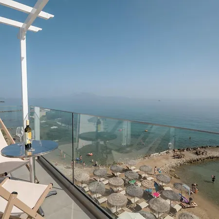 Golden Coast Beachfront מלון