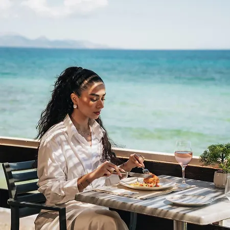 מלון Golden Coast Beachfront 4*