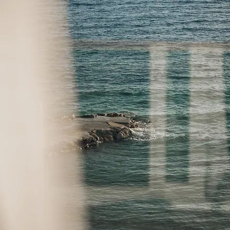 Golden Coast Beachfront מלון Kypseli