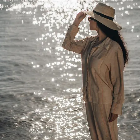 Golden Coast Beachfront מלון