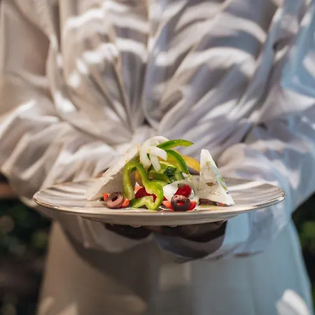 מלון Golden Coast Beachfront 4*