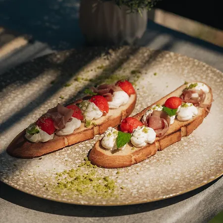 Golden Coast Beachfront מלון Kypseli