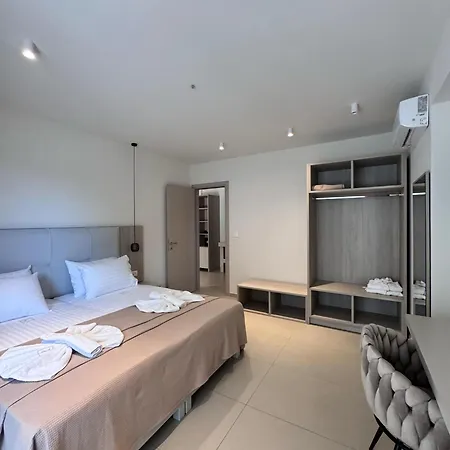 Golden Coast Beachfront מלון 4*