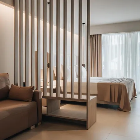 מלון Golden Coast Beachfront 4*