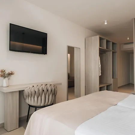 Golden Coast Beachfront מלון Kypseli