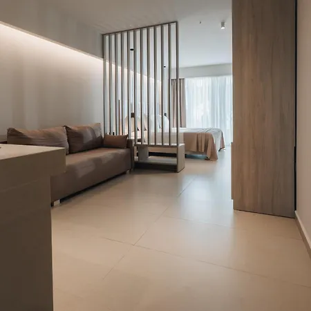 Golden Coast Beachfront מלון