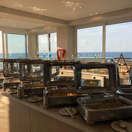 Golden Coast Beachfront 4*