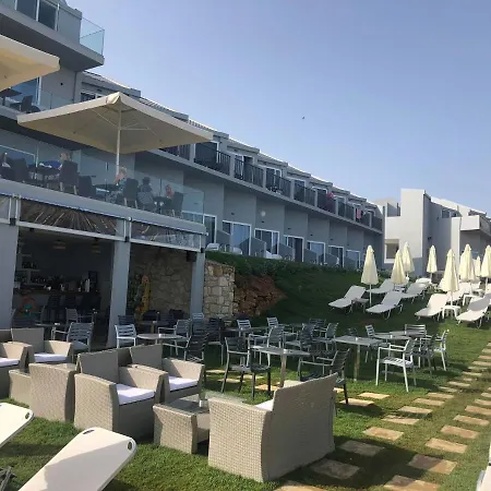 Golden Coast Beachfront מלון 4*