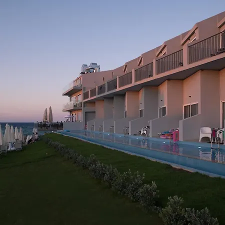 Golden Coast Beachfront מלון 4*