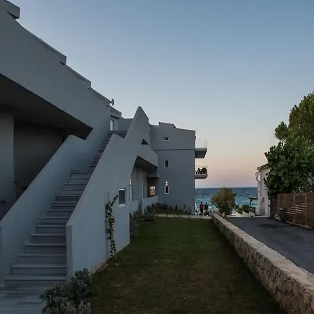 Golden Coast Beachfront מלון