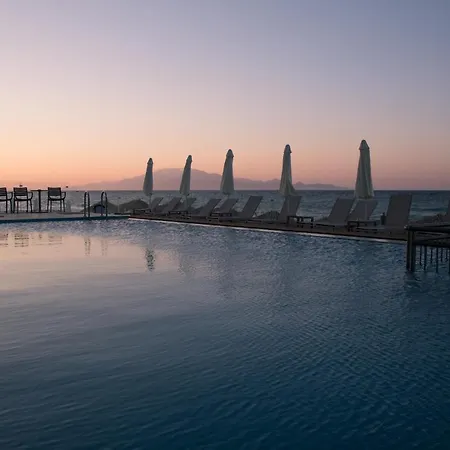 Golden Coast Beachfront מלון Kypseli