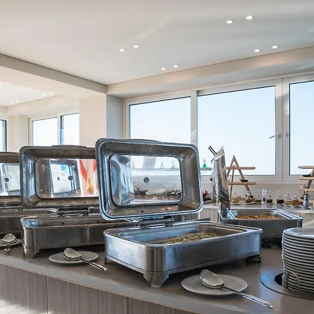 מלון Golden Coast Beachfront 4*