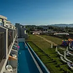 酒店 Golden Coast Beachfront 4*