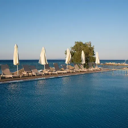 Golden Coast Beachfront Hotel 4*
