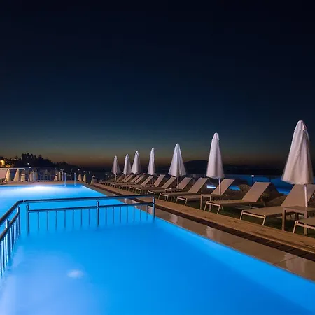 Golden Coast Beachfront Hotel 4*