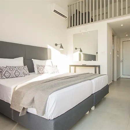 Golden Coast Beachfront Hotel 4*