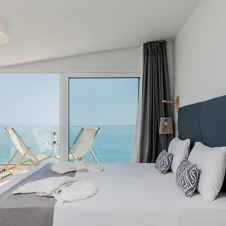 Golden Coast Beachfront فندق 5*