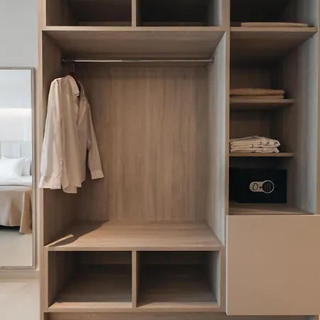 Golden Coast Beachfront Ξενοδοχείο 4*