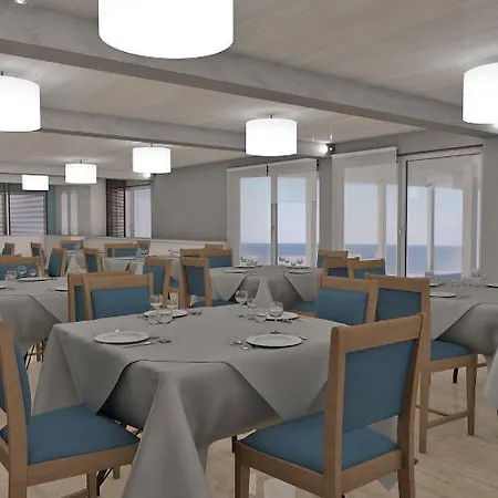 Golden Coast Beachfront فندق 5*