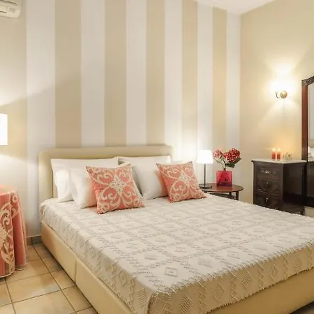 فندق Golden Coast Beachfront 5*