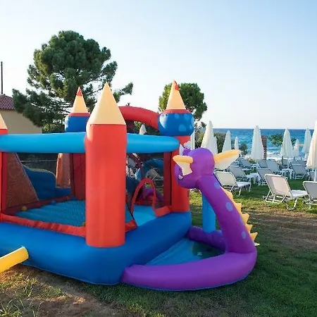 Golden Coast Beachfront فندق 5*