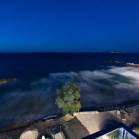 Golden Coast Beachfront Ξενοδοχείο 5*