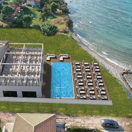 Golden Coast Beachfront 4*