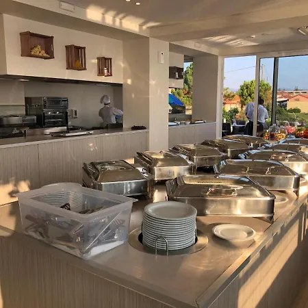 Golden Coast Beachfront 4*