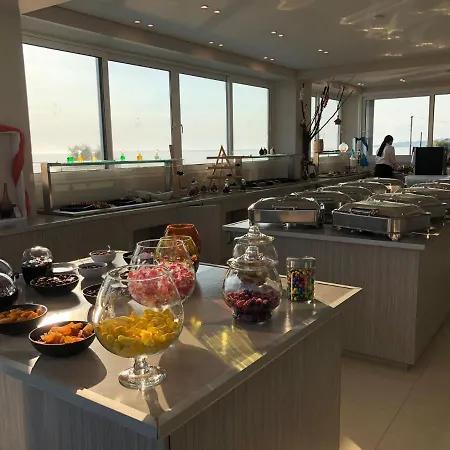 Golden Coast Beachfront 4*