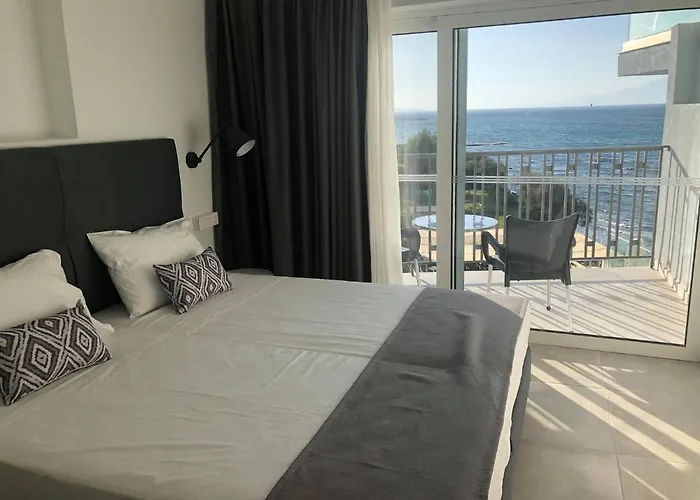 Ξενοδοχείο Golden Coast Beachfront 4*
