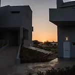 Golden Coast Beachfront Otel