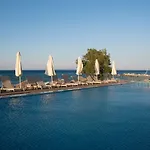 Golden Coast Beachfront Hotel 4*