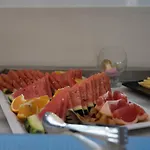 Golden Coast Beachfront Otel 4*