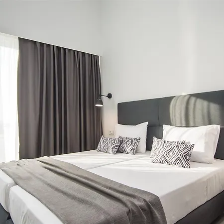 Golden Coast Beachfront Hotel 4*