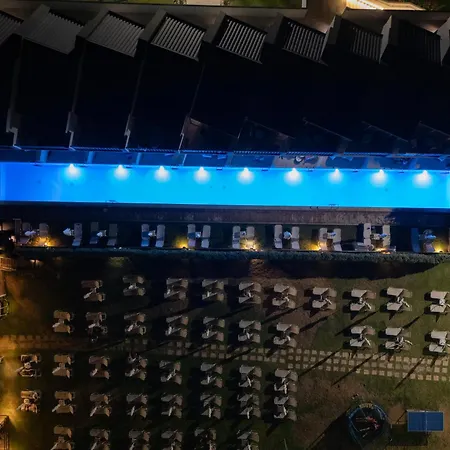 Golden Coast Beachfront Otel