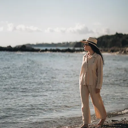 Golden Coast Beachfront Otel