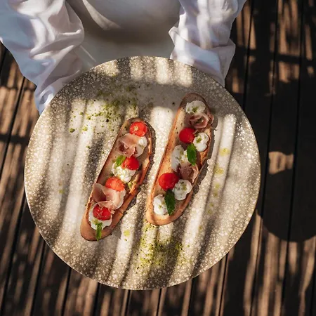 Golden Coast Beachfront 4*