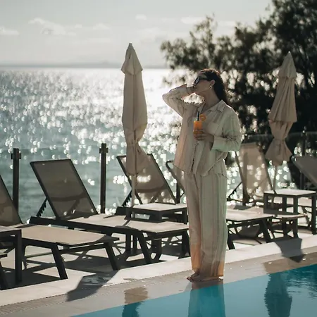 Otel Golden Coast Beachfront 4*