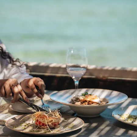 Golden Coast Beachfront Otel 4*