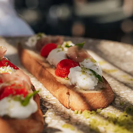 Golden Coast Beachfront Otel