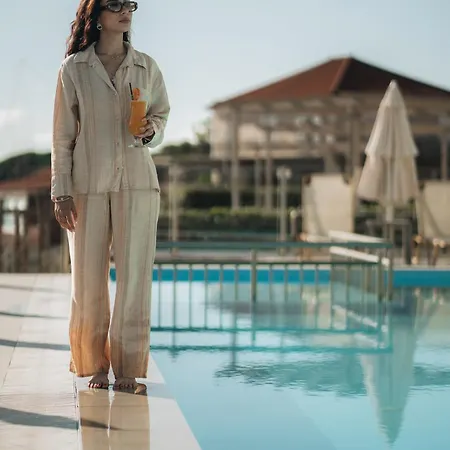 Otel Golden Coast Beachfront 4*