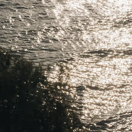 Golden Coast Beachfront Otel